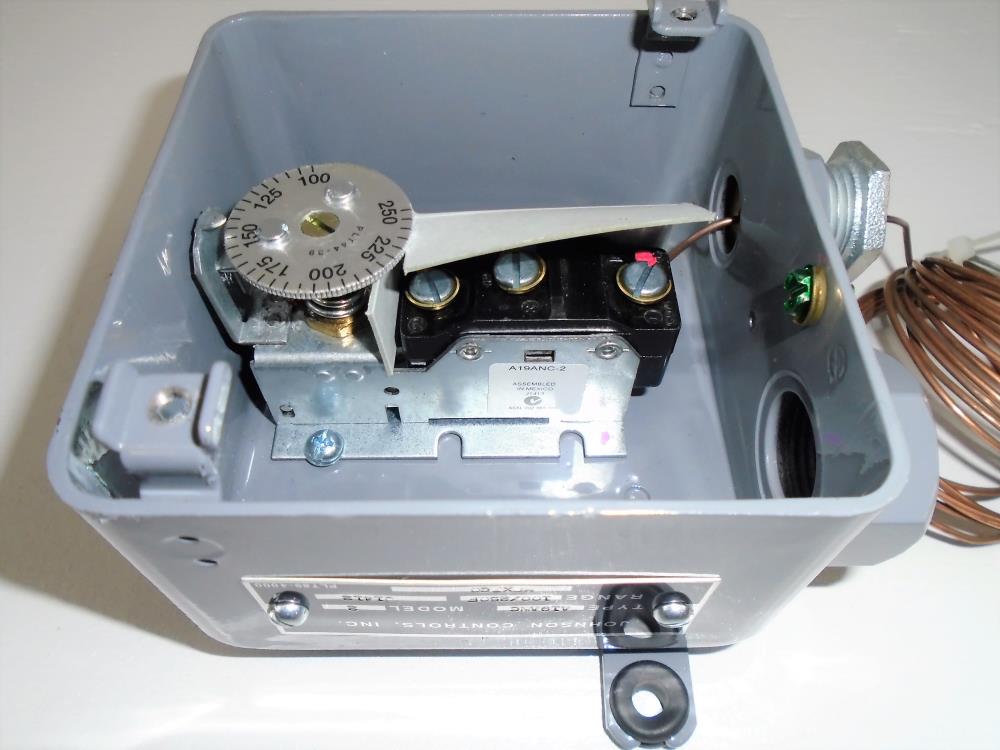 Johnson Controls A19ANC-2 Industrial Thermostat W/ Rainproof Enclosure